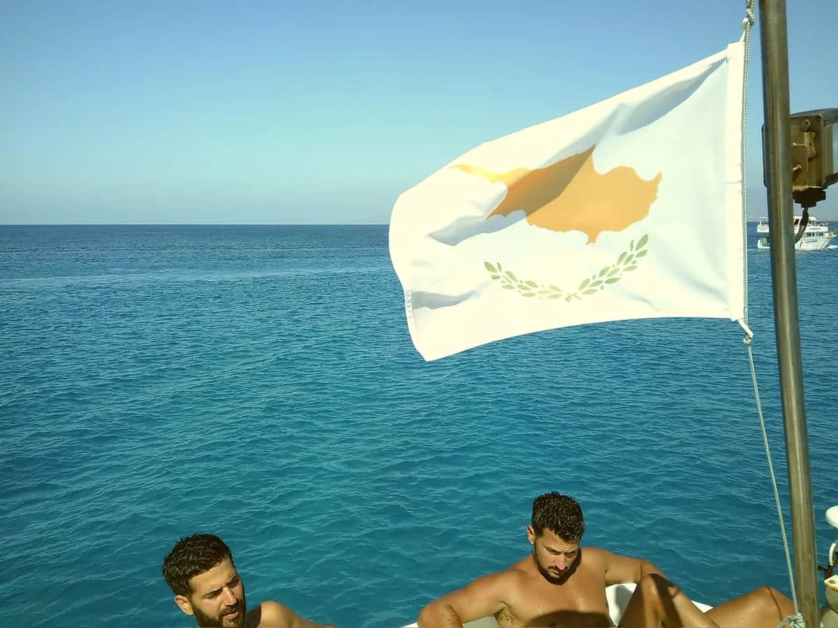 דגל קפריסין מתנופף על סיפון שיט בים כחול, צולם ברולוסנאפ